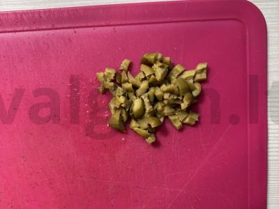 Tuno užkandis su alyvuogėmis prie sūrių krekerių Žingsnis 1