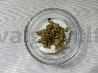 Tuno užkandis su alyvuogėmis prie sūrių krekerių Žingsnis 2