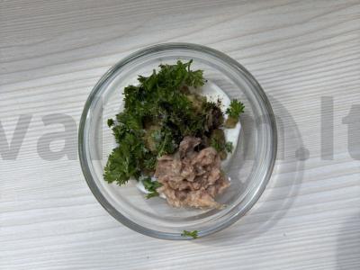 Tuno užkandis su alyvuogėmis prie sūrių krekerių Žingsnis 6