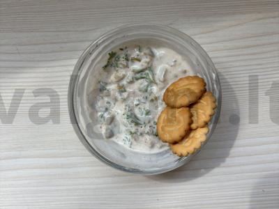 Tuno užkandis su alyvuogėmis prie sūrių krekerių pagrindine nuotrauka