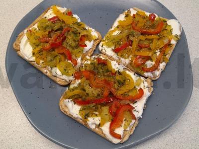 Krekeriai su varškės sūriu ir paprika pagrindine nuotrauka