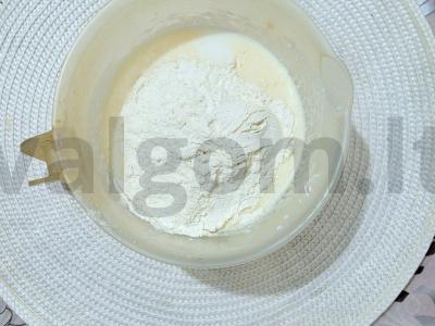 Purūs blynai ant rūgpienio su skylutėmis Žingsnis 2