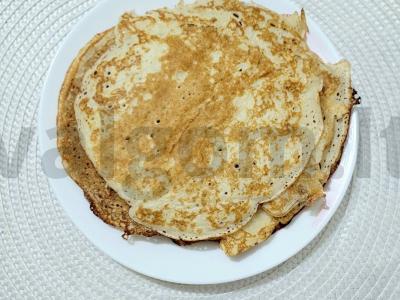 Purūs blynai ant rūgpienio su skylutėmis pagrindine nuotrauka