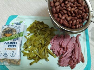 Pupelių ir riešutų mišinys salotas Žingsnis 1