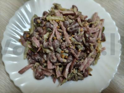 Pupelių ir riešutų mišinys salotas pagrindine nuotrauka