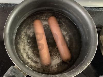 Salotas su dešrelėmis, pupelėmis, putpelių kiaušiniais ir pomidorais Žingsnis 1