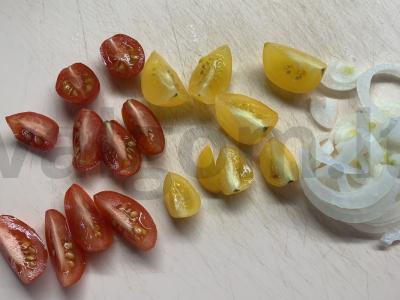 Salotas su dešrelėmis, pupelėmis, putpelių kiaušiniais ir pomidorais Žingsnis 2