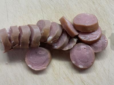 Salotas su dešrelėmis, pupelėmis, putpelių kiaušiniais ir pomidorais Žingsnis 4