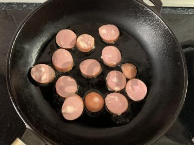 Salotas su dešrelėmis, pupelėmis, putpelių kiaušiniais ir pomidorais Žingsnis 5