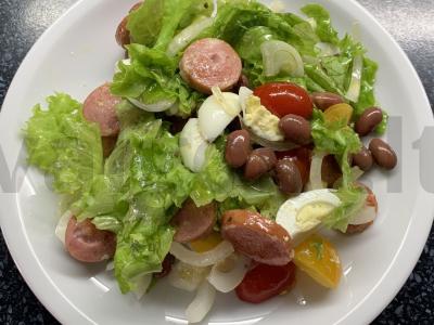 Salotas su dešrelėmis, pupelėmis, putpelių kiaušiniais ir pomidorais pagrindine nuotrauka