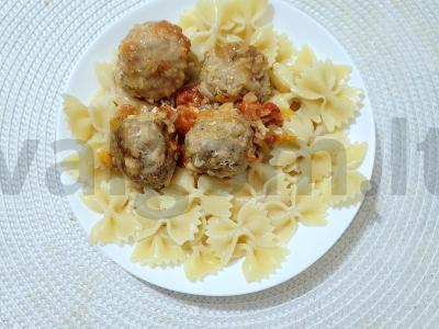 Makaronai su kotletais pomidorų padaže pagrindine nuotrauka