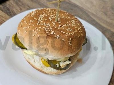 Namų burgeris su česnako kotletu pagrindine nuotrauka