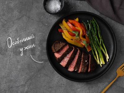 Vagyu steikas su keptais pipirais ir žaliu svogūnu pagrindine nuotrauka