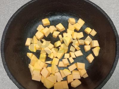 Kiaušiniai su krevetėmis, žaliąja pupelių ir moliūgu Žingsnis 1