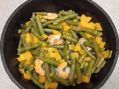 Kiaušiniai su krevetėmis, žaliąja pupelių ir moliūgu Žingsnis 5