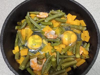 Kiaušiniai su krevetėmis, žaliąja pupelių ir moliūgu Žingsnis 6