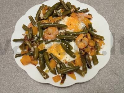 Kiaušiniai su krevetėmis, žaliąja pupelių ir moliūgu pagrindine nuotrauka