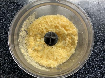 Kukurūzų lazdelėmis, kokosų drožlėmis ir kondensuotu pienu pagaminti pyragėliai Žingsnis 2