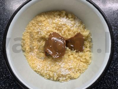 Kukurūzų lazdelėmis, kokosų drožlėmis ir kondensuotu pienu pagaminti pyragėliai Žingsnis 3