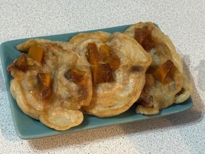 Blynai su karamele ir persimonu pagrindine nuotrauka