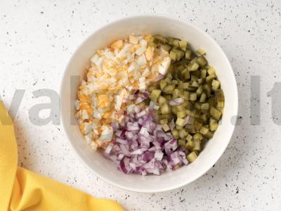 PP-salotas su tunu ir marinuotais agurkais Žingsnis 2