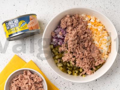 PP-salotas su tunu ir marinuotais agurkais Žingsnis 3