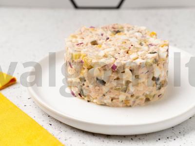 PP-salotas su tunu ir marinuotais agurkais Žingsnis 5