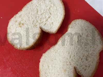 Brusketa su kreminiu sūriu ir dešrelėmis Žingsnis 1