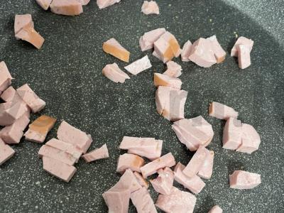 Brusketa su kreminiu sūriu ir dešrelėmis Žingsnis 5