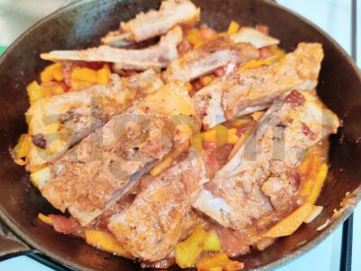 Troškinti kiaulienos šonkauliai su daržovėmis Žingsnis 7