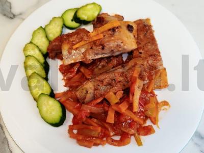 Troškinti kiaulienos šonkauliai su daržovėmis pagrindine nuotrauka