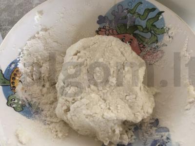 Sūrio pyragėliai su razinomis ant manų kruopų Žingsnis 2