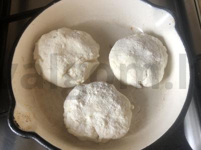 Sūrio pyragėliai su razinomis ant manų kruopų Žingsnis 4