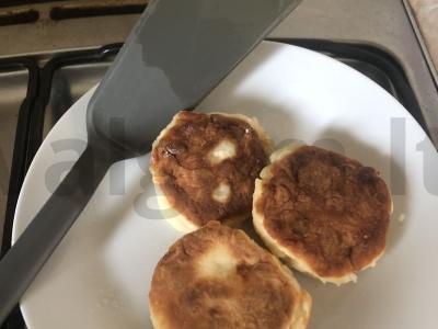 Sūrio pyragėliai su razinomis ant manų kruopų Žingsnis 5