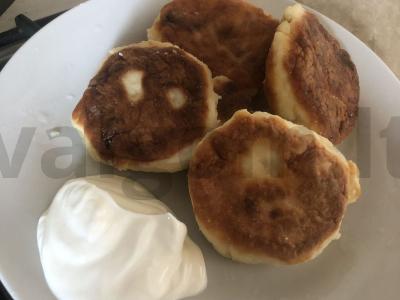 Sūrio pyragėliai su razinomis ant manų kruopų pagrindine nuotrauka