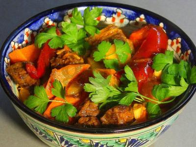 Rytų lagmanas su daržovėmis ir mėsa pagrindine nuotrauka