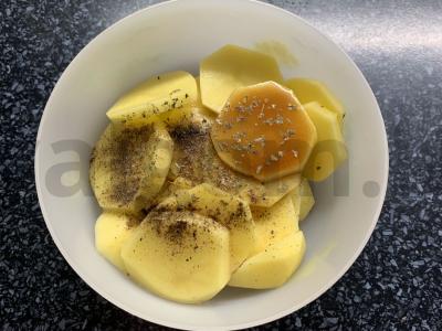 Kotletai su bulvėmis ir pomidorais orkaitėje Žingsnis 1