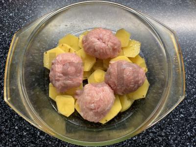 Kotletai su bulvėmis ir pomidorais orkaitėje Žingsnis 3