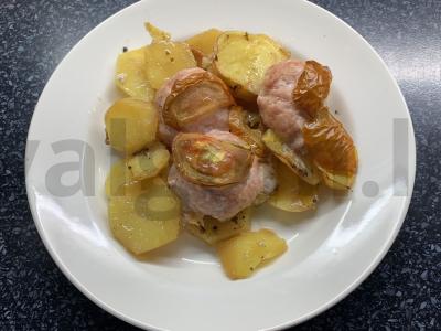 Kotletai su bulvėmis ir pomidorais orkaitėje pagrindine nuotrauka