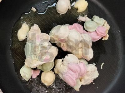 Koldūnai po sūrio plutele ant keptuvės Žingsnis 2