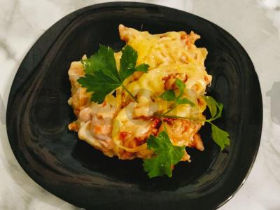 Koldūnai po sūrio plutele ant keptuvės pagrindine nuotrauka