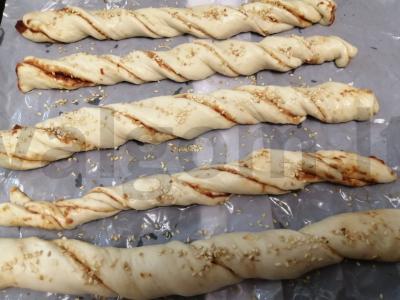 Duonos lazdelės su pomidorų pasta ir sūriu Žingsnis 8