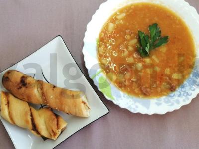 Duonos lazdelės su pomidorų pasta ir sūriu pagrindine nuotrauka