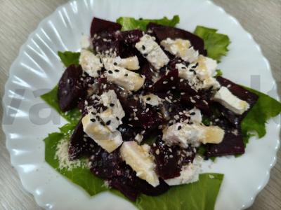 Burokėlių salotas su feta sūriu pagrindine nuotrauka