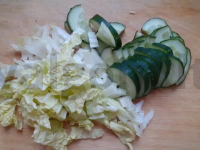 Daržovių salotas su sūrio-česnako padažu Žingsnis 3