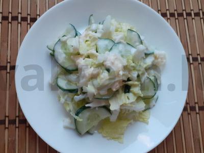 Daržovių salotas su sūrio-česnako padažu pagrindine nuotrauka