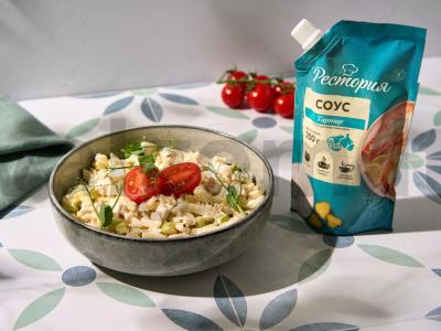 Salotos su vištiena ir kalmarais su tartaro padažu pagrindine nuotrauka