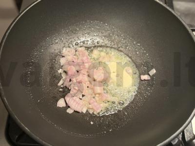 Makaronai su vištienos faršu a-lyja bolonjeze Žingsnis 1