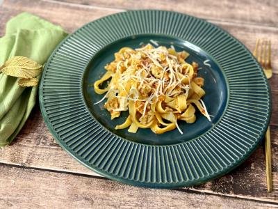 Makaronai su vištienos faršu a-lyja bolonjeze pagrindine nuotrauka