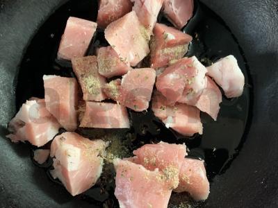 Kiauliena su daržovėmis, kepta su grietine Žingsnis 3